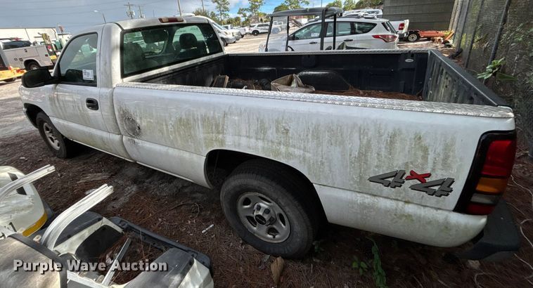 image for item DU2604 2004 GMC Sierra pickup truck