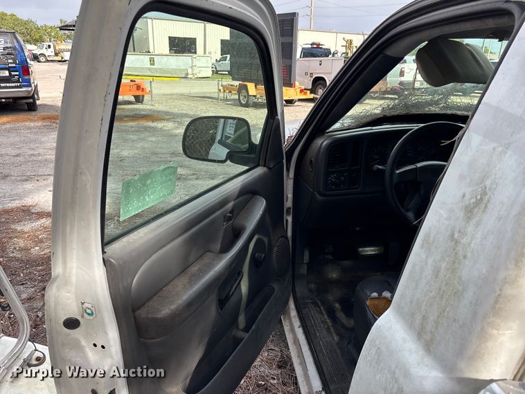 image for item DU2604 2004 GMC Sierra pickup truck