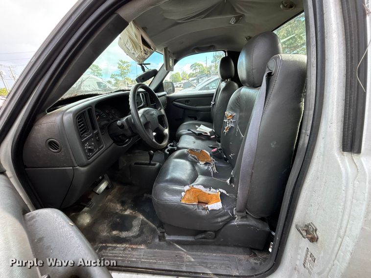 image for item DU2604 2004 GMC Sierra pickup truck