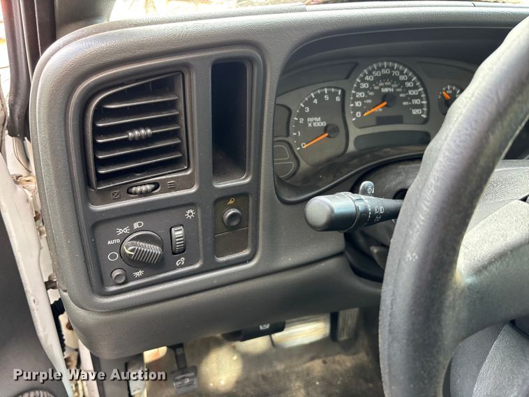 image for item DU2604 2004 GMC Sierra pickup truck