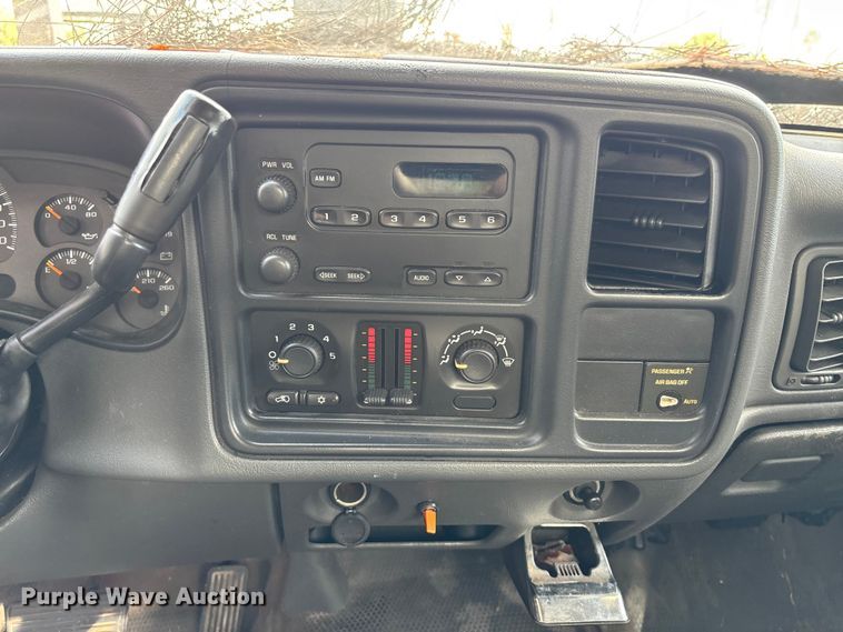 image for item DU2604 2004 GMC Sierra pickup truck