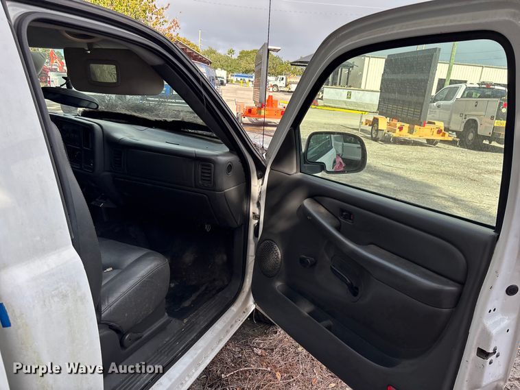 image for item DU2604 2004 GMC Sierra pickup truck