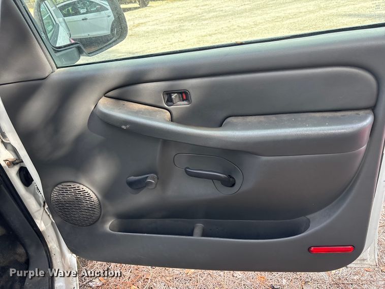 image for item DU2604 2004 GMC Sierra pickup truck