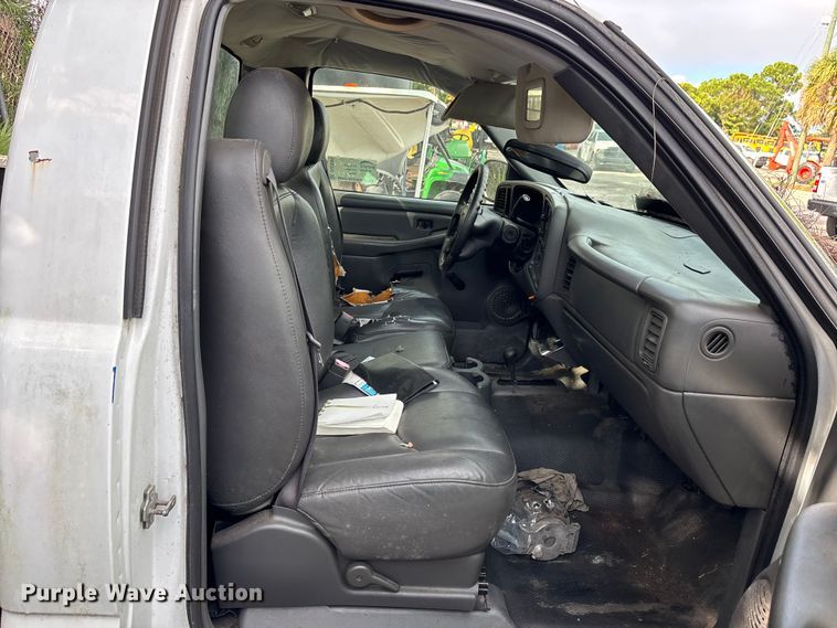 image for item DU2604 2004 GMC Sierra pickup truck