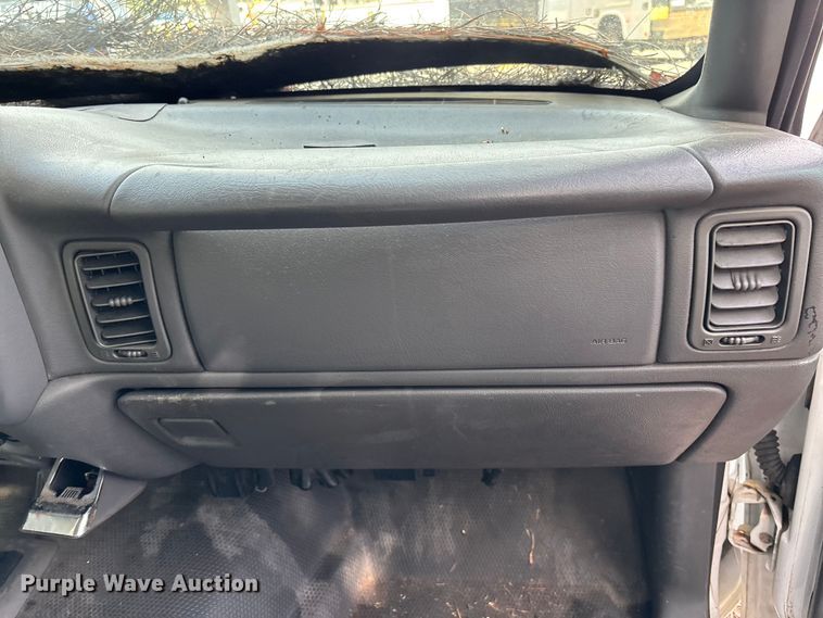 image for item DU2604 2004 GMC Sierra pickup truck