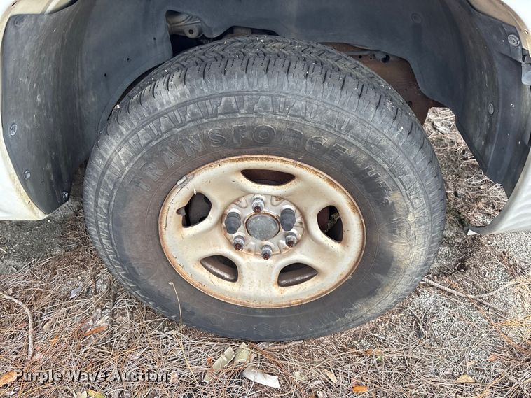 image for item DU2604 2004 GMC Sierra pickup truck