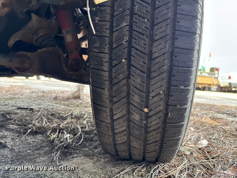 image for item DU2604 2004 GMC Sierra pickup truck