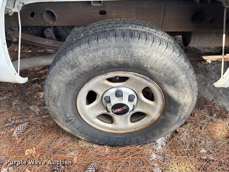 image for item DU2604 2004 GMC Sierra pickup truck