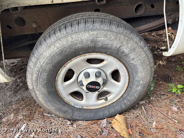 image for item DU2604 2004 GMC Sierra pickup truck