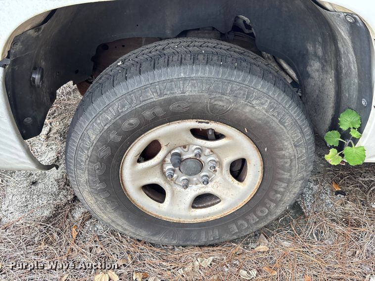 image for item DU2604 2004 GMC Sierra pickup truck