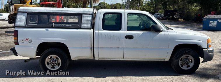 image for item DU2611 2004 GMC Sierra pickup truck