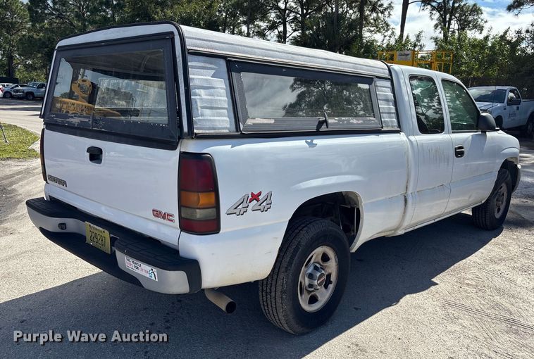 image for item DU2611 2004 GMC Sierra pickup truck