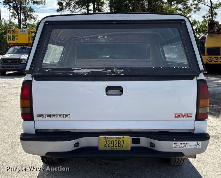 image for item DU2611 2004 GMC Sierra pickup truck