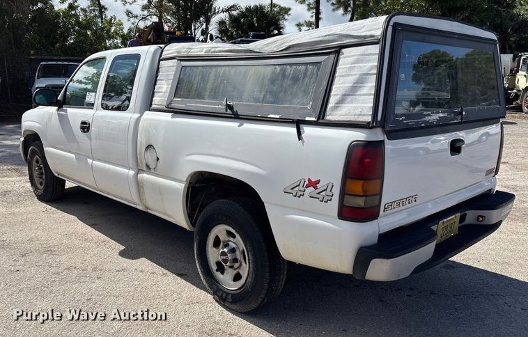 image for item DU2611 2004 GMC Sierra pickup truck