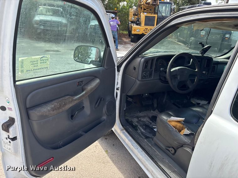 image for item DU2611 2004 GMC Sierra pickup truck