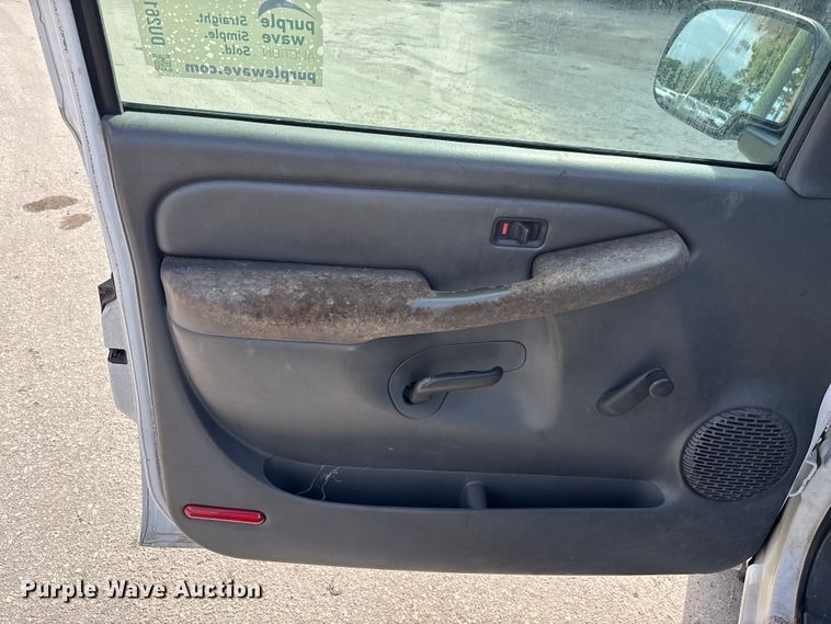 image for item DU2611 2004 GMC Sierra pickup truck