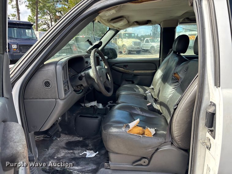 image for item DU2611 2004 GMC Sierra pickup truck