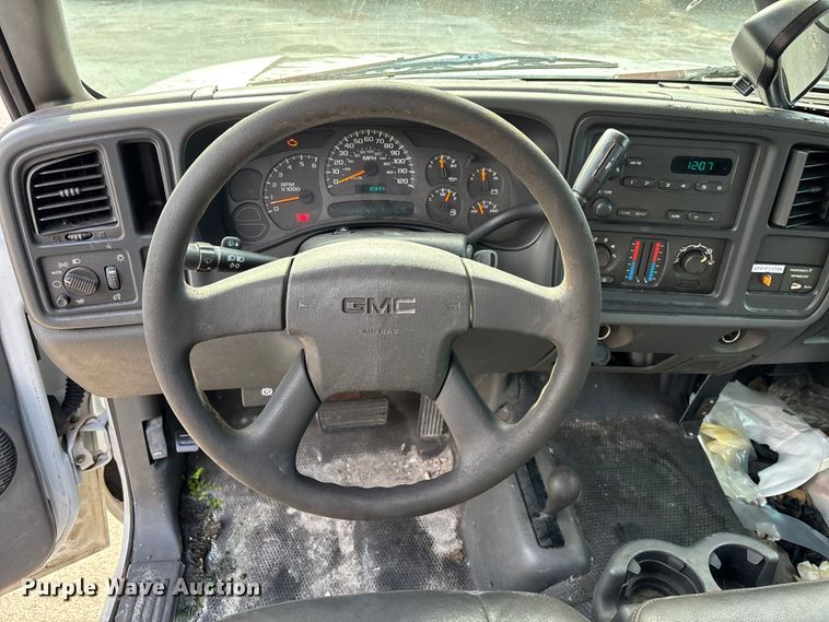 image for item DU2611 2004 GMC Sierra pickup truck