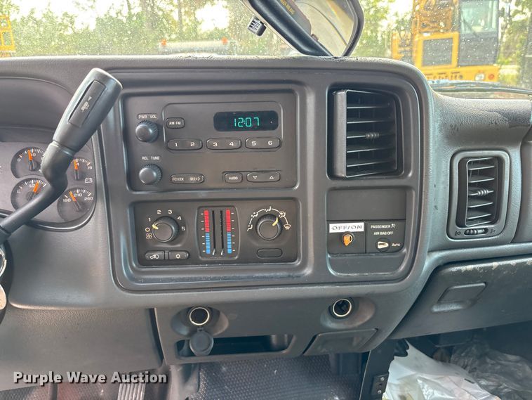 image for item DU2611 2004 GMC Sierra pickup truck