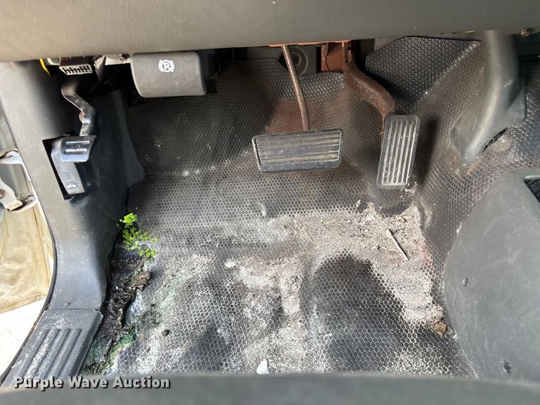 image for item DU2611 2004 GMC Sierra pickup truck