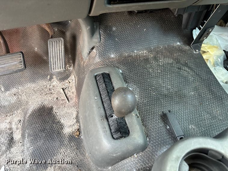 image for item DU2611 2004 GMC Sierra pickup truck