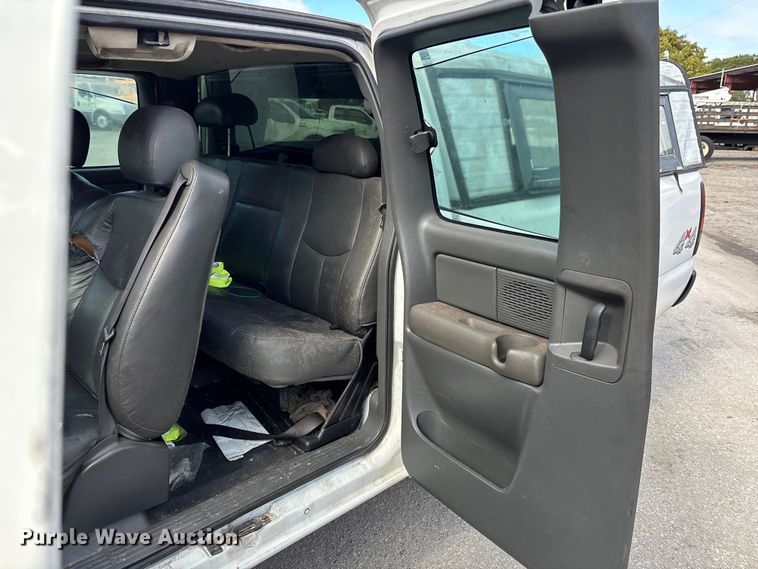 image for item DU2611 2004 GMC Sierra pickup truck