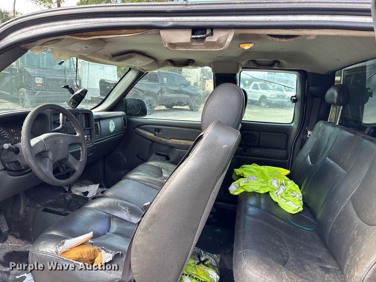 image for item DU2611 2004 GMC Sierra pickup truck