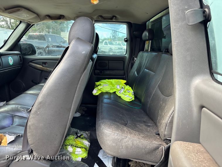 image for item DU2611 2004 GMC Sierra pickup truck