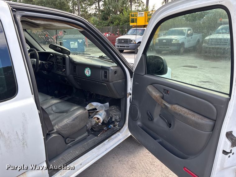 image for item DU2611 2004 GMC Sierra pickup truck