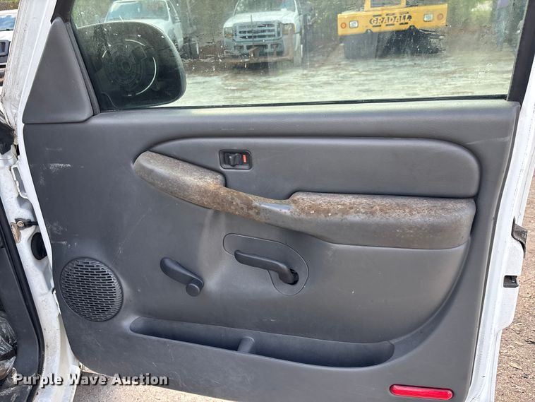 image for item DU2611 2004 GMC Sierra pickup truck