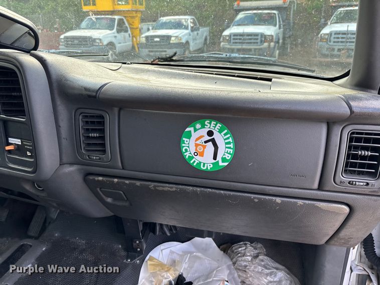 image for item DU2611 2004 GMC Sierra pickup truck