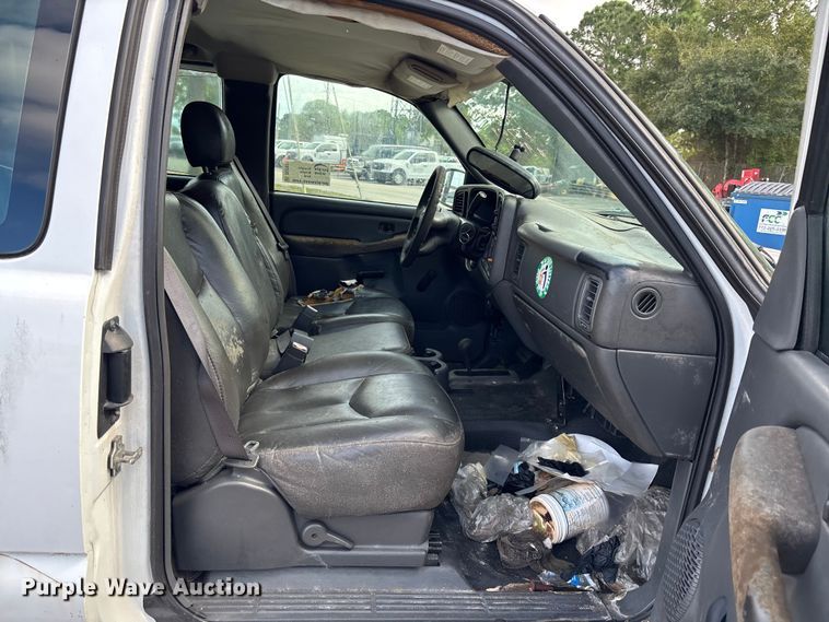 image for item DU2611 2004 GMC Sierra pickup truck