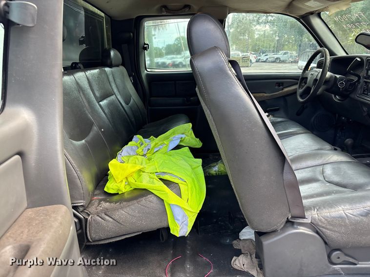 image for item DU2611 2004 GMC Sierra pickup truck