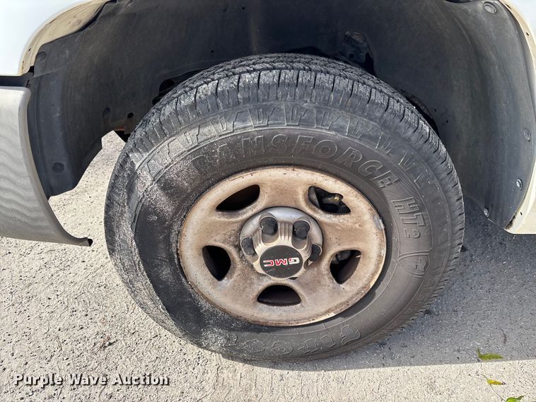 image for item DU2611 2004 GMC Sierra pickup truck