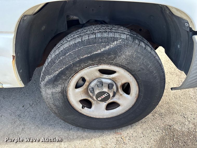 image for item DU2611 2004 GMC Sierra pickup truck