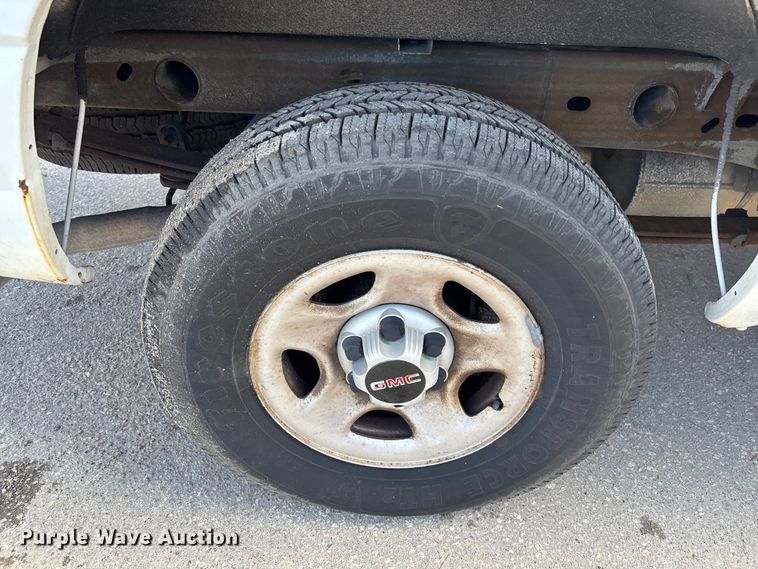 image for item DU2611 2004 GMC Sierra pickup truck