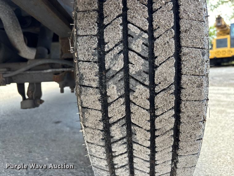 image for item DU2611 2004 GMC Sierra pickup truck