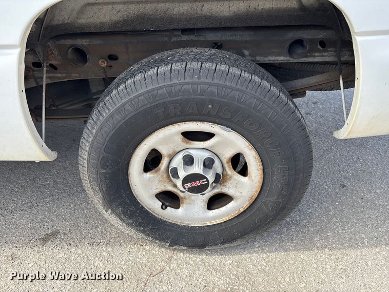 image for item DU2611 2004 GMC Sierra pickup truck