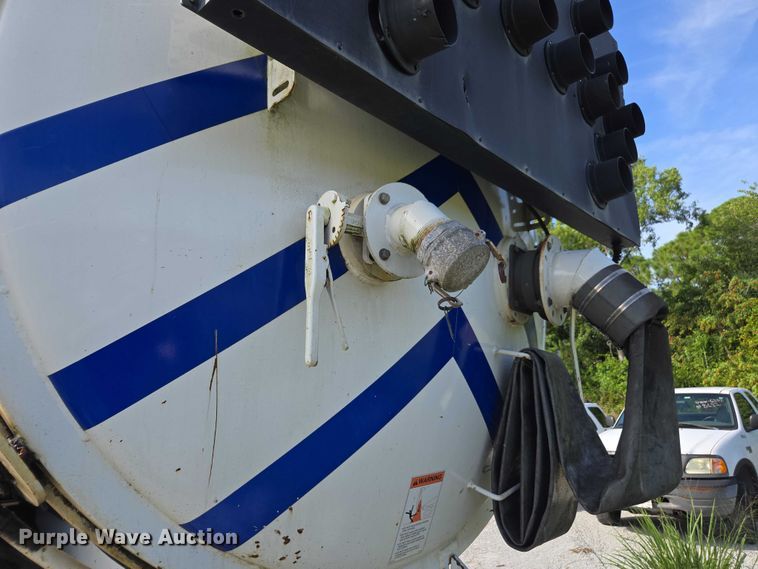 image for item DU2633 2007 Sterling Truck L7500 Series sewer jetter truck