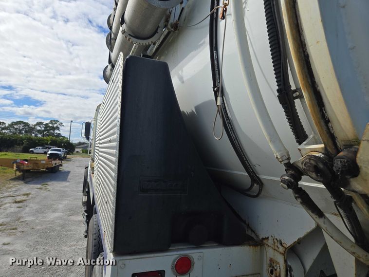 image for item DU2633 2007 Sterling Truck L7500 Series sewer jetter truck