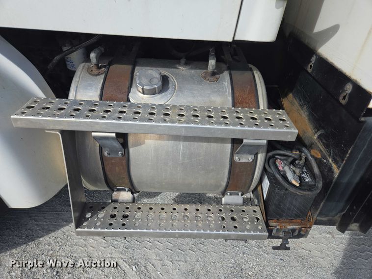 image for item DU2633 2007 Sterling Truck L7500 Series sewer jetter truck