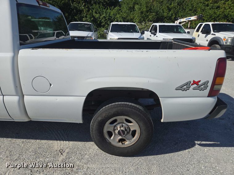 image for item DU2640 2002 GMC Sierra 1500 pickup truck