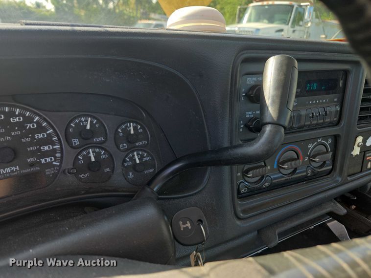 image for item DU2640 2002 GMC Sierra 1500 pickup truck