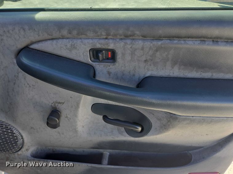 image for item DU2640 2002 GMC Sierra 1500 pickup truck