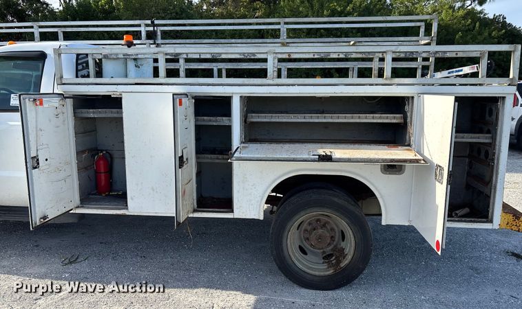 image for item DU2647 2006 Ford F450 utility bed pickup truck