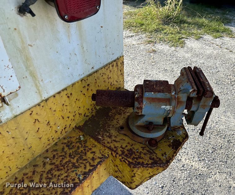 image for item DU2647 2006 Ford F450 utility bed pickup truck