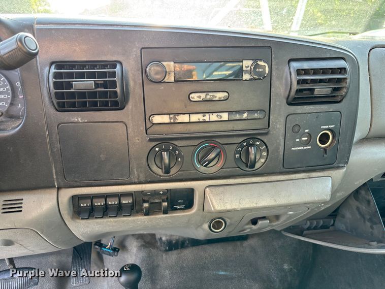 image for item DU2647 2006 Ford F450 utility bed pickup truck