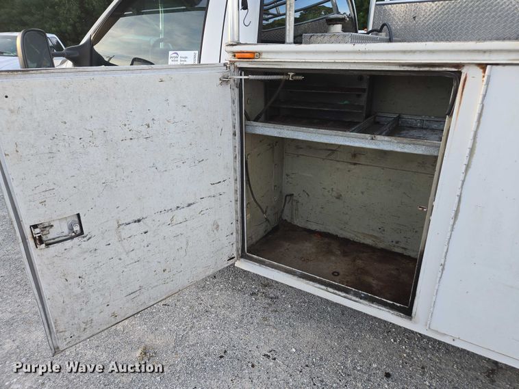 image for item DU2652 2003 Ford F450 Super Duty utility bed pickup truck