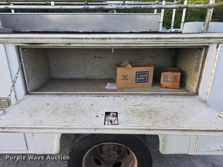 image for item DU2652 2003 Ford F450 Super Duty utility bed pickup truck