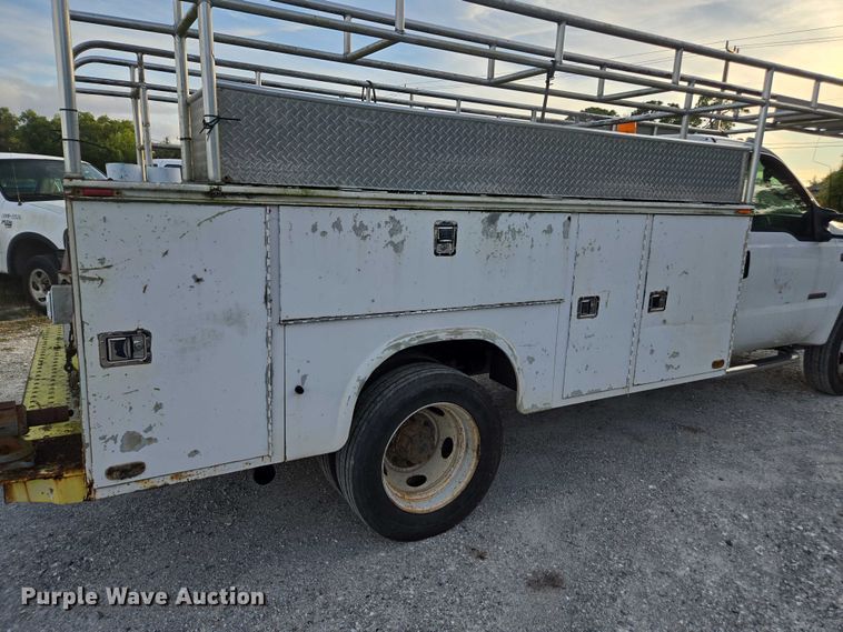 image for item DU2652 2003 Ford F450 Super Duty utility bed pickup truck